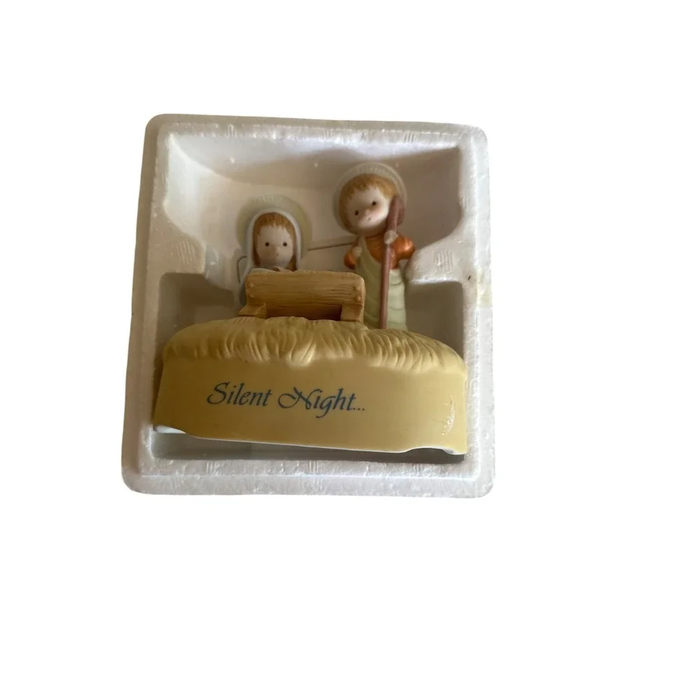 Hallmark Musical Collection Hand-Painted Porcelain Silent Night Figurine‎ 1983